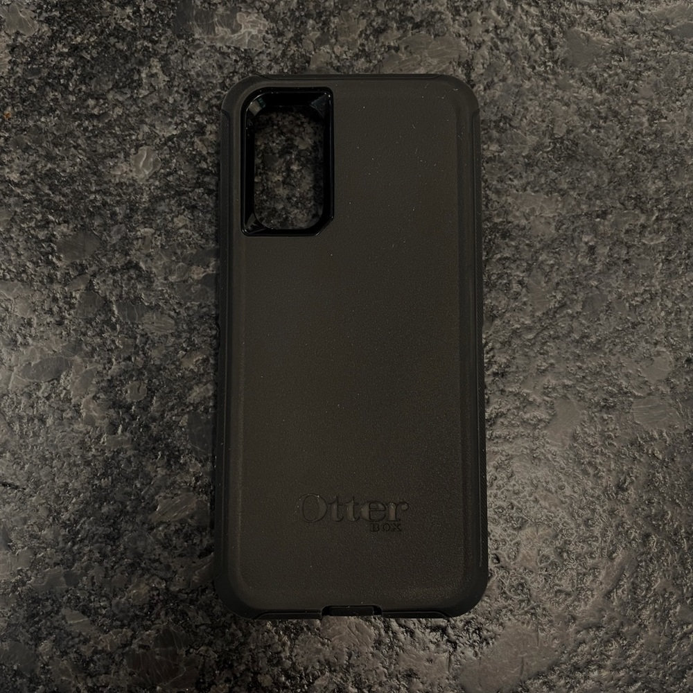 Black Otterbox case Samsung S20